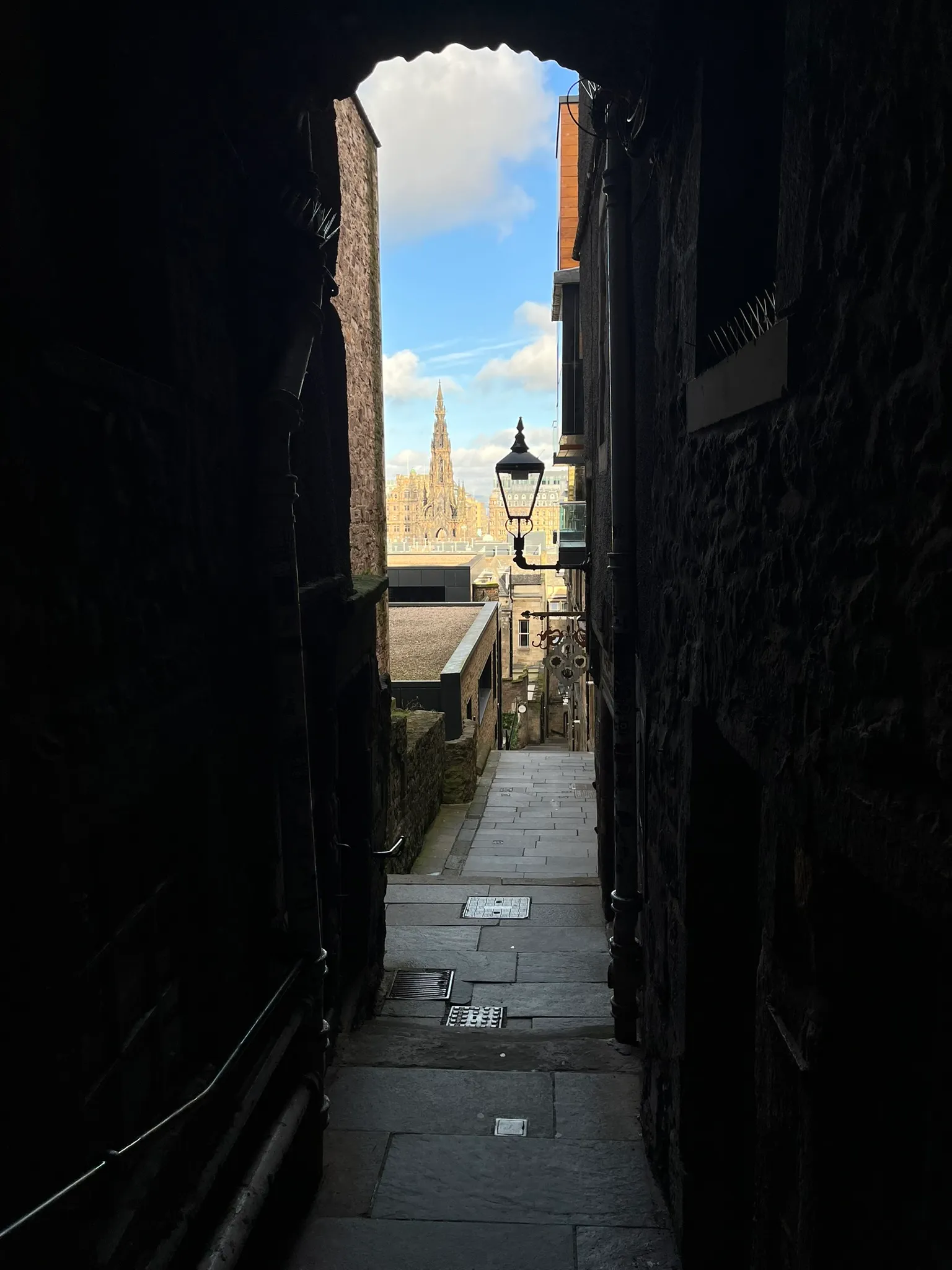 Vue depuis une petite rue d'Edimbourg