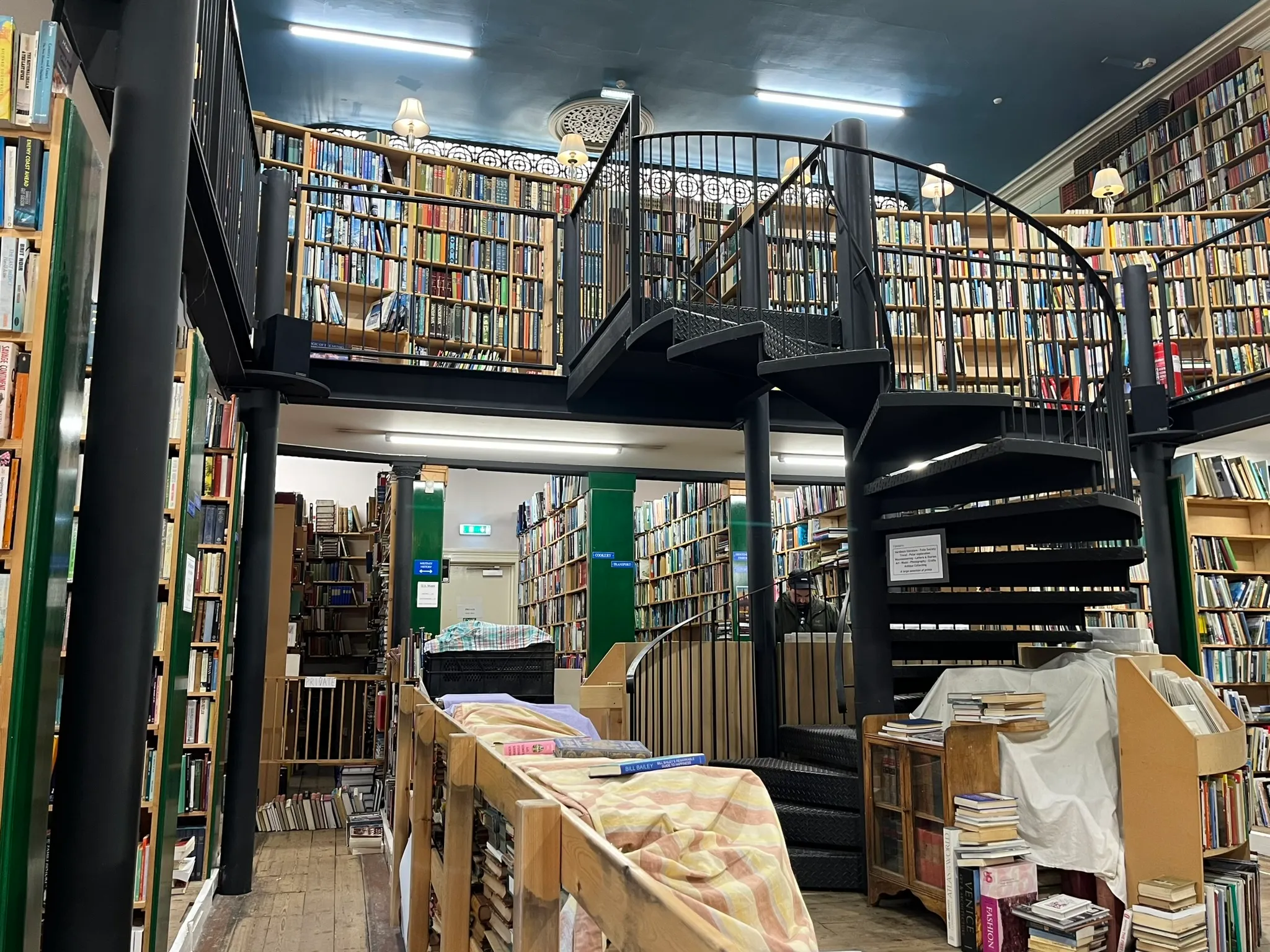 L'interieur de la librairie Leakey's Bookshop.