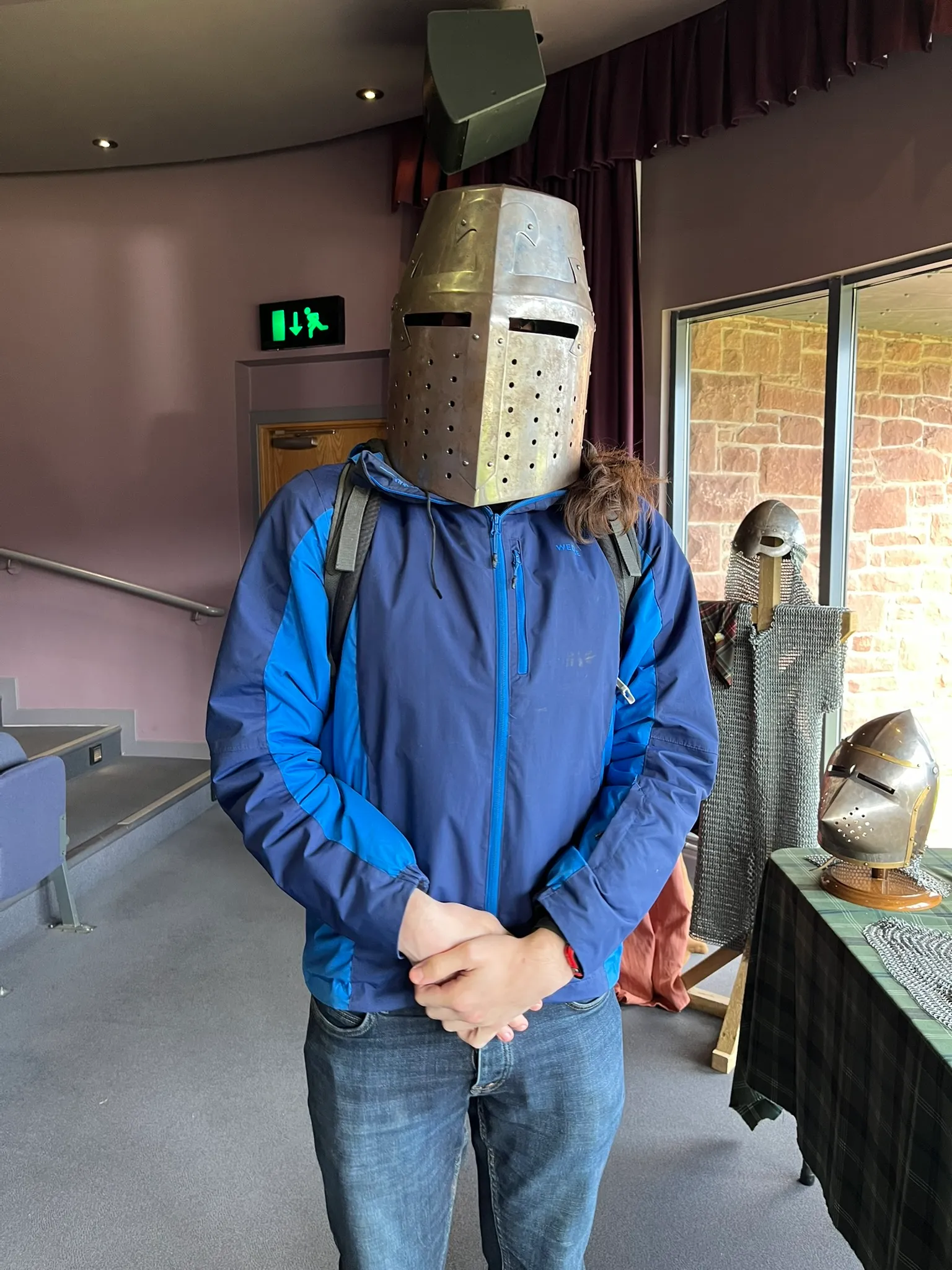 Nath avec un casque de chevalier