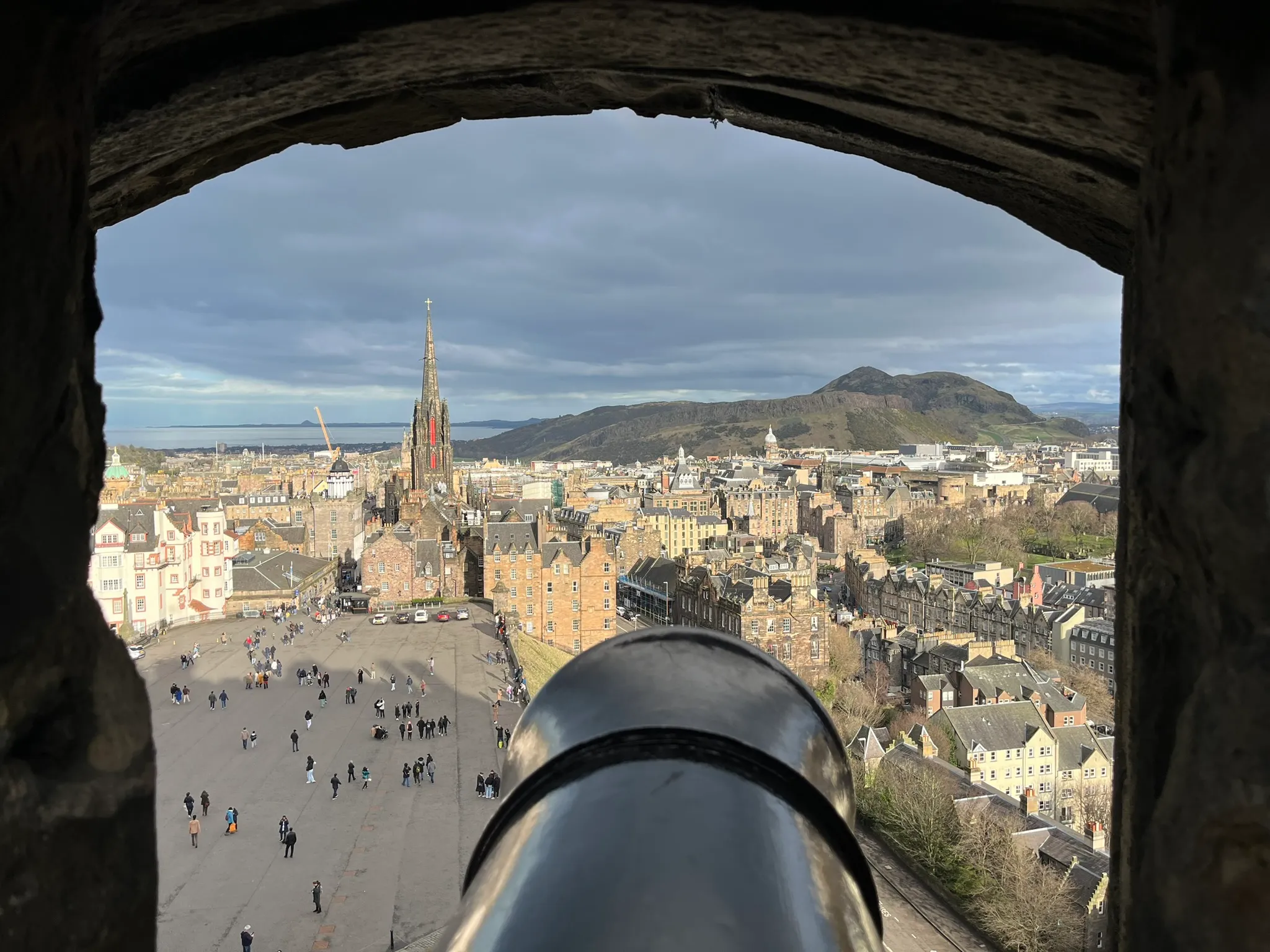 La grande place vue depuis l'interieur du chateau