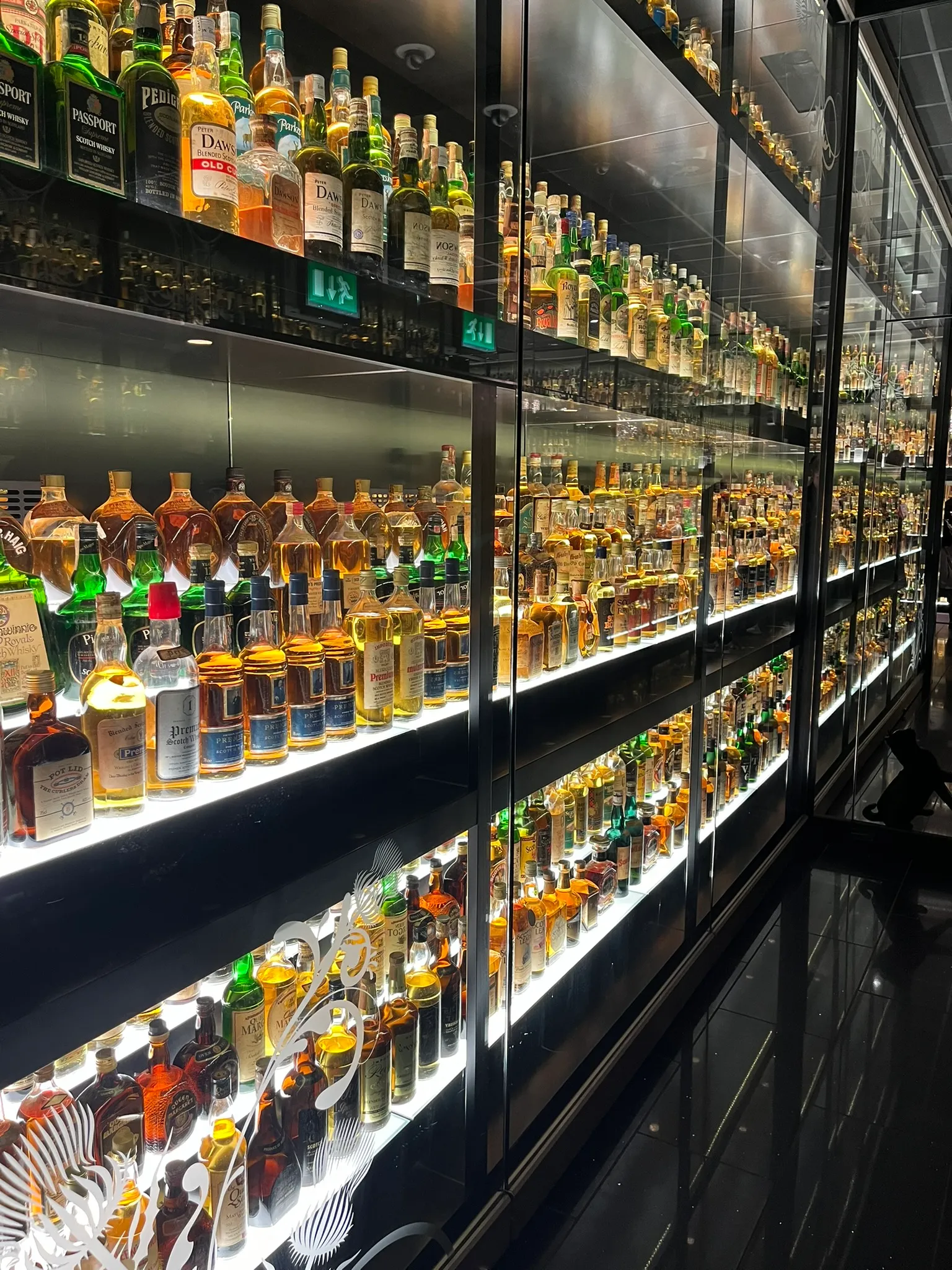 La collection de bouteilles de Whisky de l'entreprise gérant le tour